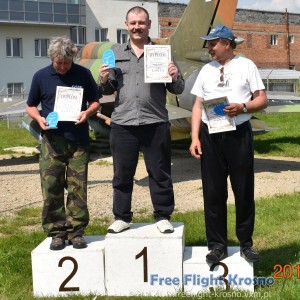 Podium F1K senior. 2. Tomasz Lipski, 1. Maciej Bęben, 3. Roman Sowa