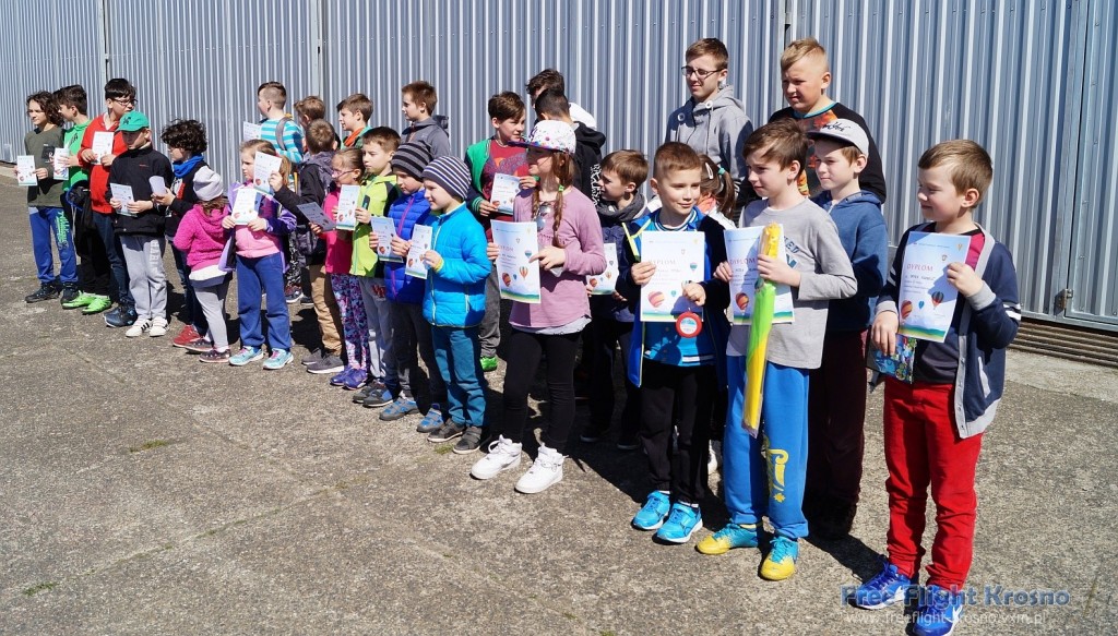 Zawodnicy i zawodniczki biorący udział w zawodach.  Pierwsza trójka po prawej stronie z przodu: 2. Nataniel Pietrusa, 1. Piotr Helbut, 3. Eryk Rozkruk