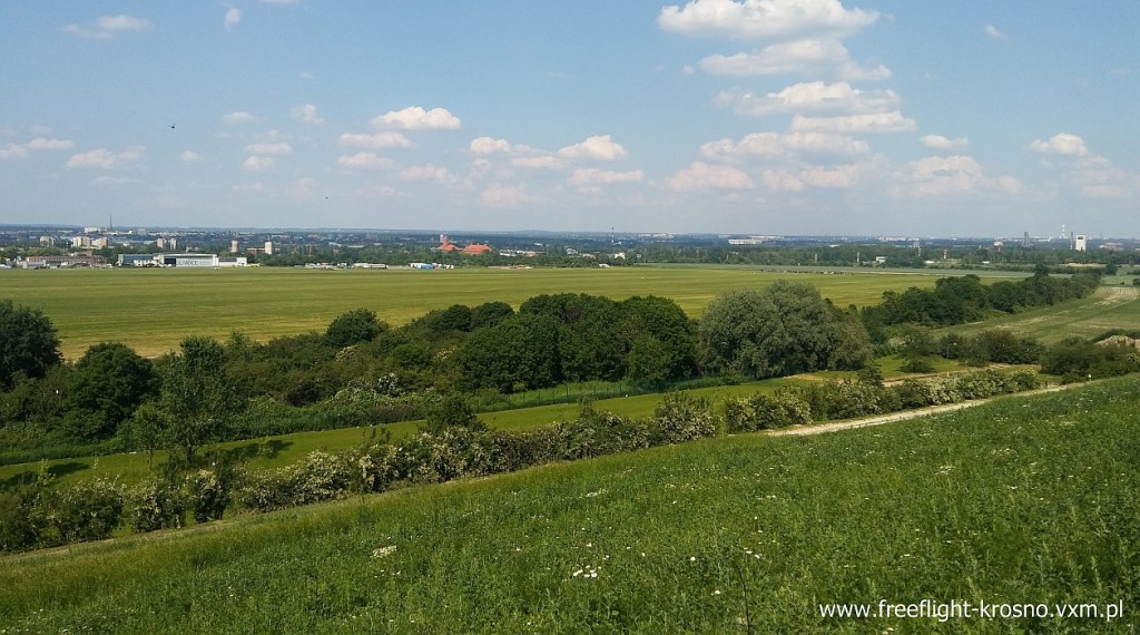 Panorama na lotnisko z wysypiska śmieci (podczas poszukiwania modelu) po prawej stronie widoczna linia startu.