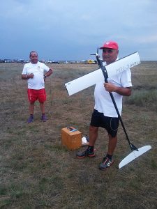 Stanisław Skibicki z modelem Mariusza Gąsiorowskiego przed drugą dogrywką F1C.