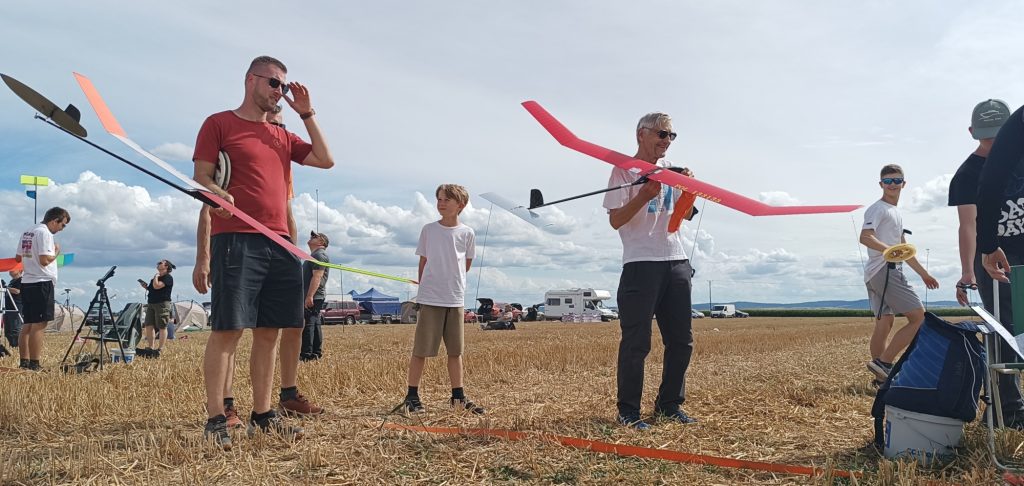 Międzypokoleniowa wymiana doświadczeń na starcie. Z czerwonym modelem ustępujący Mistrz Polski Roman Gołubowski w asyście konkurenta i swojegu wnuka Michała.