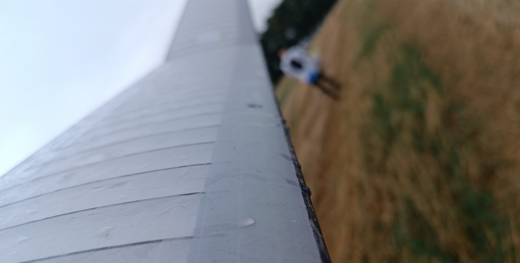 Pierwsza kolejka z lekką mżawką